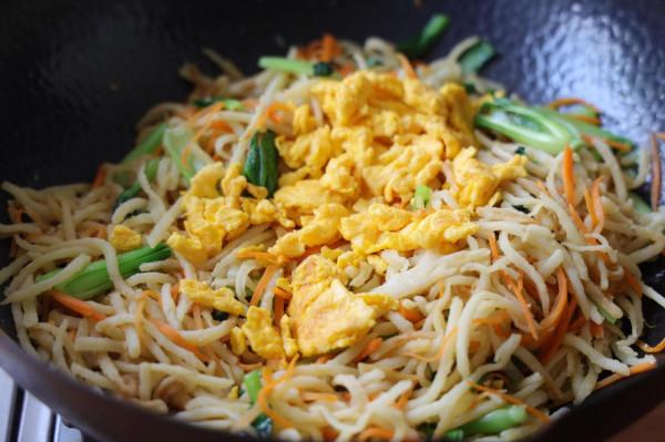 伏天,我家最愛的土豆吃法,炒一大鍋,蔬菜主食都有,好吃又省事 伏天,我家最愛的土豆吃法,炒一大鍋,蔬菜主食都有,好吃又省事