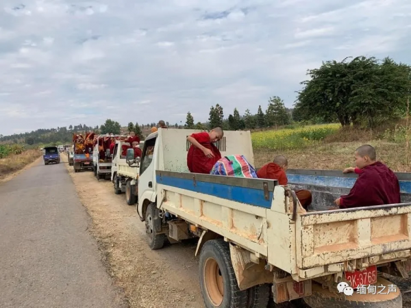 到處都在打仗！房子被炸！緬甸難民坐在地上，雙手合十為緬甸祈福