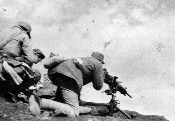 危急時刻,戰士憑藉一門自幼練成的絕技,奇蹟般地扭轉了戰局 危急時刻,戰士憑藉一門自幼練成的絕技,奇蹟般地扭轉了戰局