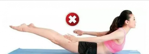 快停下,你以為護腰的5個動作,其實很傷腰 快停下,你以為護腰的5個動作,其實很傷腰
