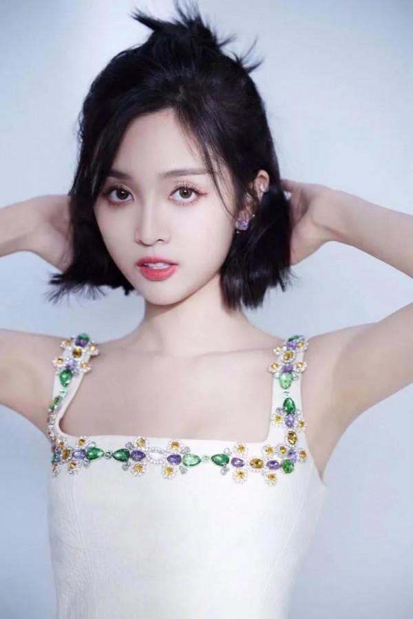 白白嫩嫩的吳宣儀，似青春美少女