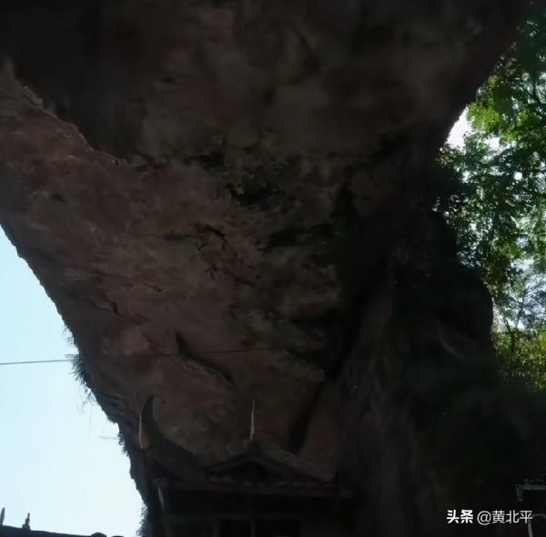 四川廣安武勝縣勝利鎮有座天然形成的大橋，形成於1億7千萬年之前