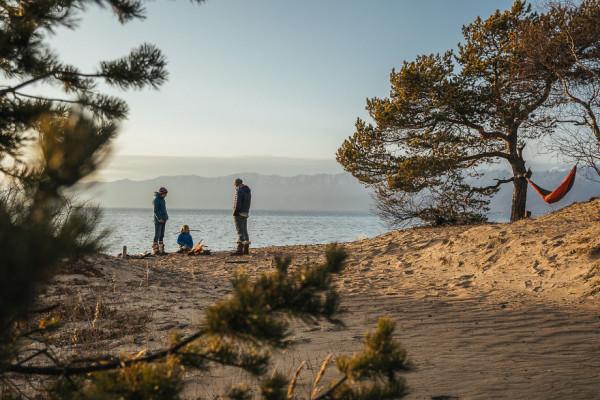 賣掉所有東西，兩夫妻帶著4歲的兒子，開卡車環遊世界。（1）