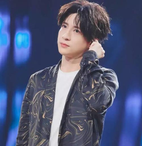 許嵩的幽默居然把“段子手”薛之謙給整不會了,什麼鬼啊? 許嵩的幽默居然把“段子手”薛之謙給整不會了,什麼鬼啊?