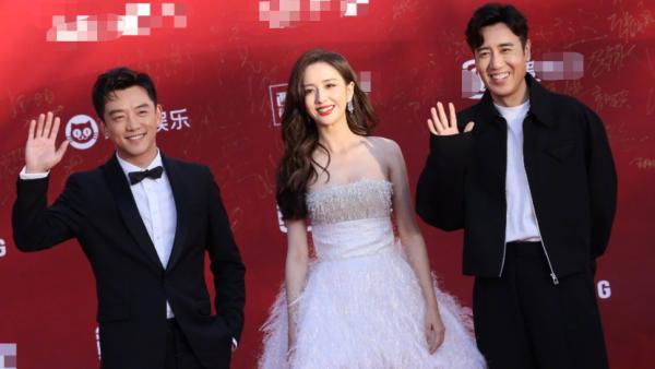 佟麗婭當主持人造型驚豔！同場白百何秀好身材，鞏俐站C位氣場強