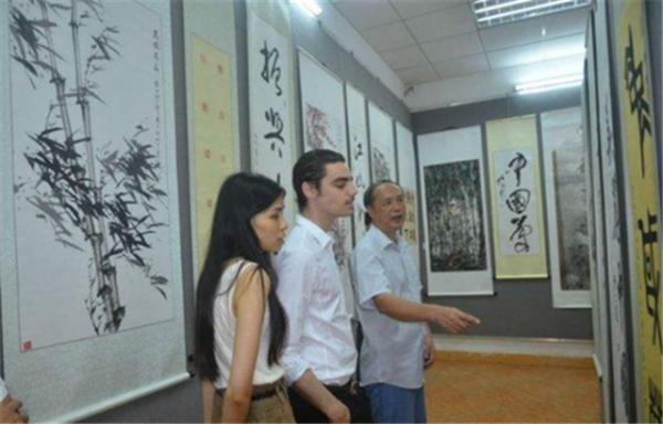 歐洲首位中國王妃，相貌平平迷倒王子，如今一家在中國定居