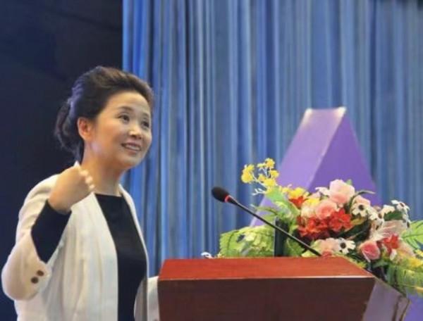 “非誠勿擾”黃菡：倒追嫁同學，恩愛30年無緋聞，女兒比她還漂亮