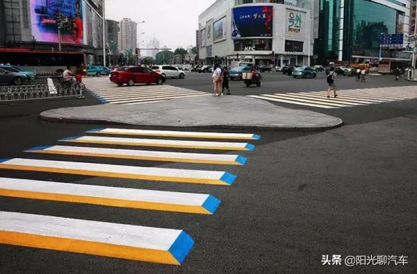 國外新型斑馬線火了，建議全國普及，誰還敢闖紅燈？