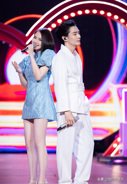 衛視春晚比美：baby離婚後美呆，關曉彤衣品沒得挑，楊冪驚豔全場