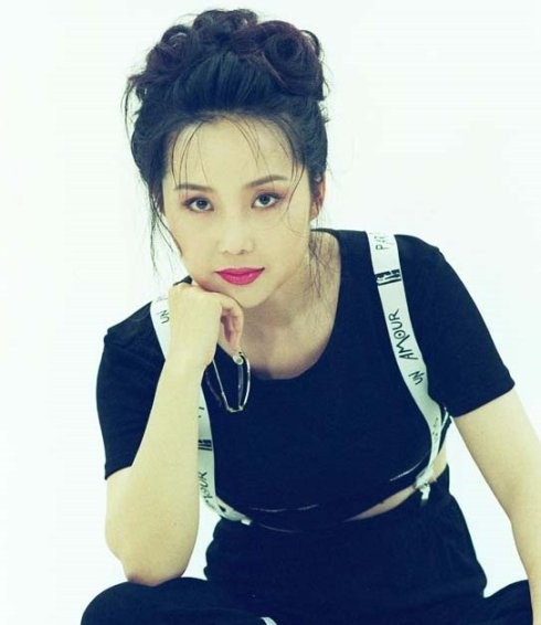 著名歌唱家胡月：嫁給陸劍民，造病歷騙父親，父親去世後泣不成聲