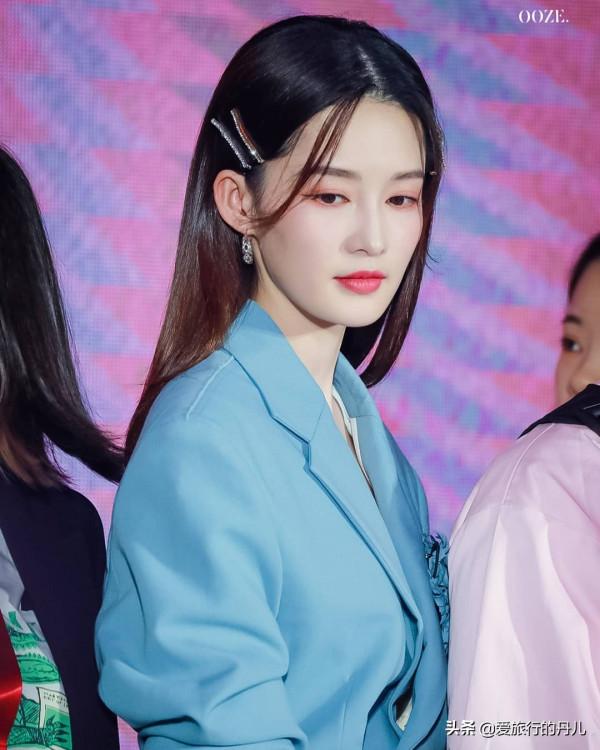 李沁身穿藍色西服套裝清新甜美，盡情散發迷人魅力，幹練又優雅