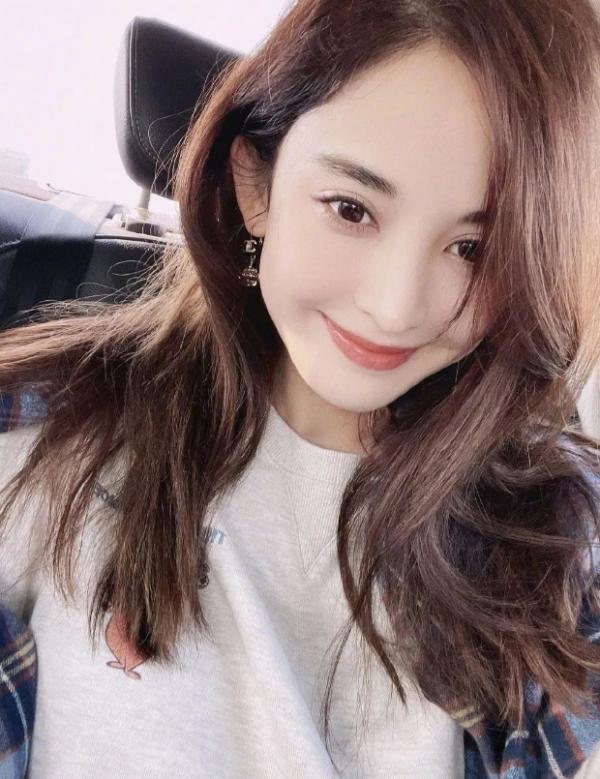 拿高片酬演戲，只會乾瞪眼的塑膠女演員，楊穎在榜上一點也不意外