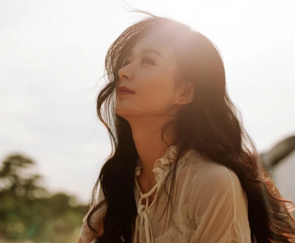 33歲趙麗穎現場生日照被瘋傳，照片放大後，這頭冠我沒看錯吧