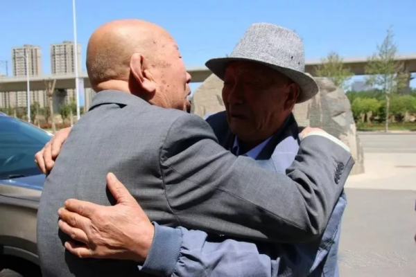 時隔半個世紀,退伍老兵與93歲老首長重逢,當年的1個連僅剩他2人 時隔半個世紀,退伍老兵與93歲老首長重逢,當年的1個連僅剩他2人