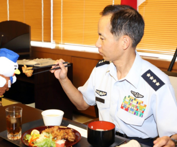 日本少佐在食堂多拿麵包和納豆，被停職10天，自助餐不管飽？