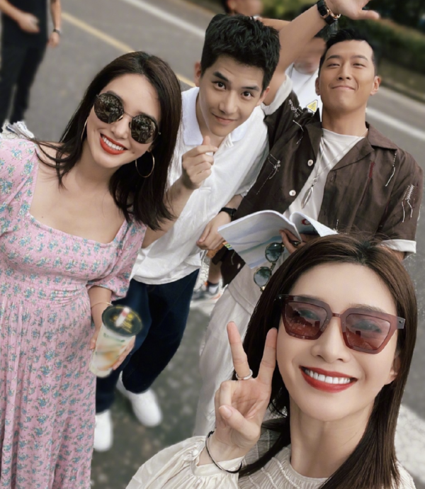 江疏影曬《歡樂頌3》殺青照，拍攝歷時7個月，新五美罕見親密同框