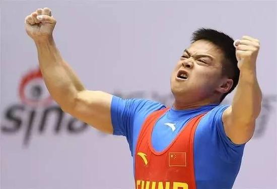 舉重神童龍清泉：撿空瓶賣，17歲奪冠迷失，8年再奪金，退役賽車