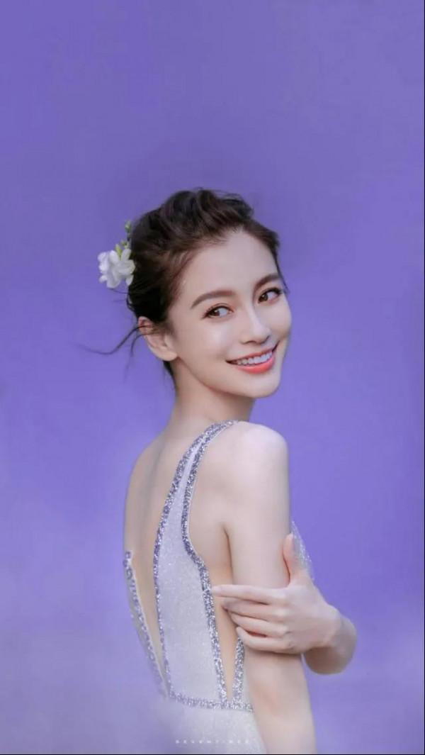 在富豪面前，明星扮小丑就行了，這幾張照片看出明星和富豪的地位