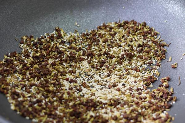 自制“萬用椒鹽”，做菜時捏進去一點，炒菜一下變得好吃起來