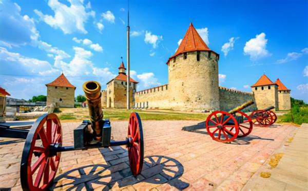 雄踞堅不可摧的蒂吉納城堡，再現斯特凡大公的輝煌戰功