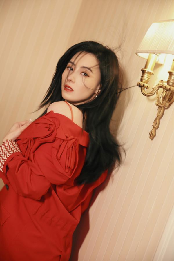 張柏芝穿紅西裝演繹“大女人風”，原來時尚真的和年齡無關