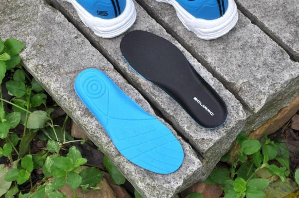 這是一雙適合中大童的跑鞋,輕彈透氣,旋鈕繫帶更方便穿脫 這是一雙適合中大童的跑鞋,輕彈透氣,旋鈕繫帶更方便穿脫