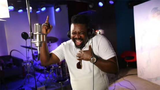 06年《星光大道》黑人亞軍，出場費18萬，採訪稱：我在這裡像在家