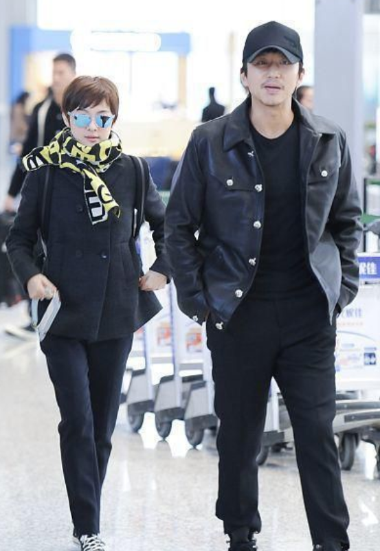 孫儷夫婦打扮太接地氣,穿一身黑走機場,看似低調樸素卻很時尚 孫儷夫婦打扮太接地氣,穿一身黑走機場,看似低調樸素卻很時尚