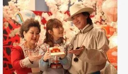 還記得聽不懂的“吉祥三寶”嗎，男主已離世，女主在堅持音樂