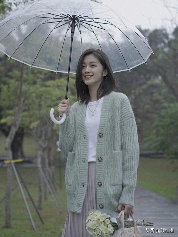 “針織外套”的高階穿法是這樣的，搭配百褶裙優雅溫柔，簡約大氣