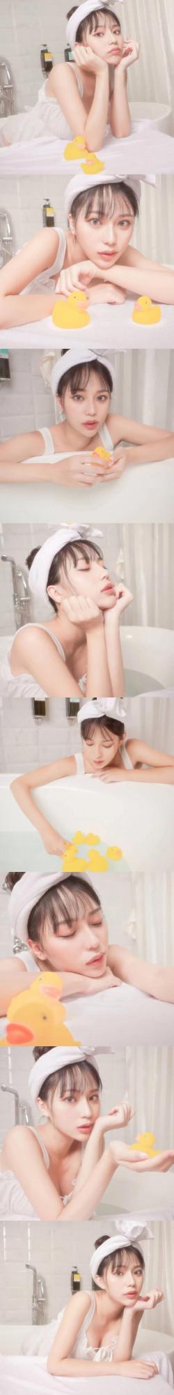 一組泡泡浴寵物洗澡，給可愛的小黃鴨洗個熱水澡