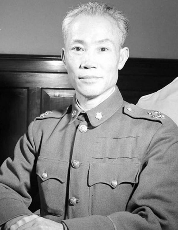 胡璉好心把新坦克讓給黃維，卻偏偏壞了，黃維在離援兵8裡處被俘