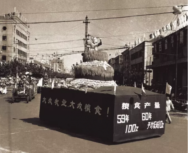 有閱兵和群眾遊行的國慶節是不是很有趣？來看看建國初期的國慶節