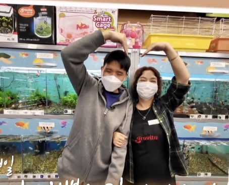 姐姐一句話，韓國小哥在超市義務整理貨架9年，收穫人生最大幸福