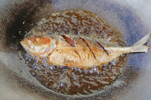 不管燉什麼魚，記住別用料酒去腥，多倒2味料，魚肉香嫩還不腥