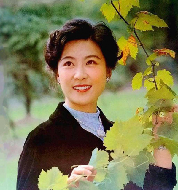 “天下第一嫂”王馥荔，72歲了依舊優雅端莊，狀態如“少女”