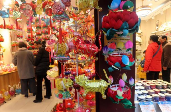 元宵節將至 南京夫子廟各式花燈熱銷