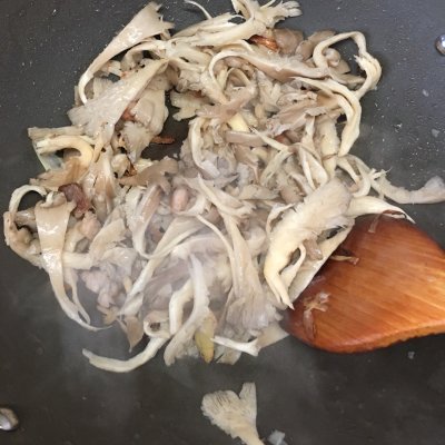 第一次嘗試蘑菇韭菜湯和炒韭菜,沒想到這麼好吃 第一次嘗試蘑菇韭菜湯和炒韭菜,沒想到這麼好吃