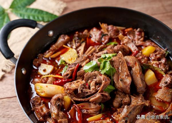 冬天來一鍋東北大燉菜，有肉有菜還熱乎乎，太香了