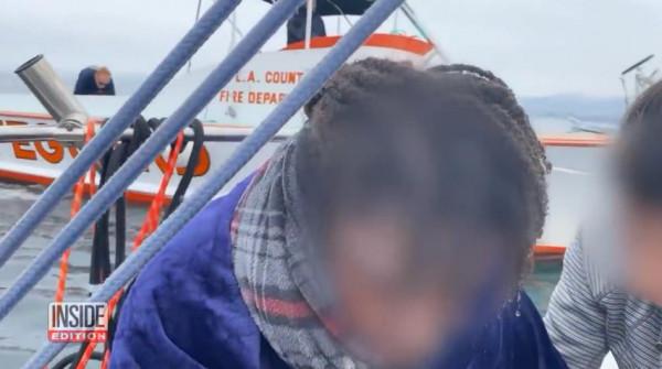 美國教授出海遊玩偶遇一群海豚，竟救回一個漂流了12小時的女子