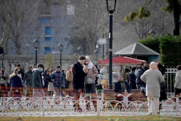 土耳其新增新冠確診病例首次超過10萬例