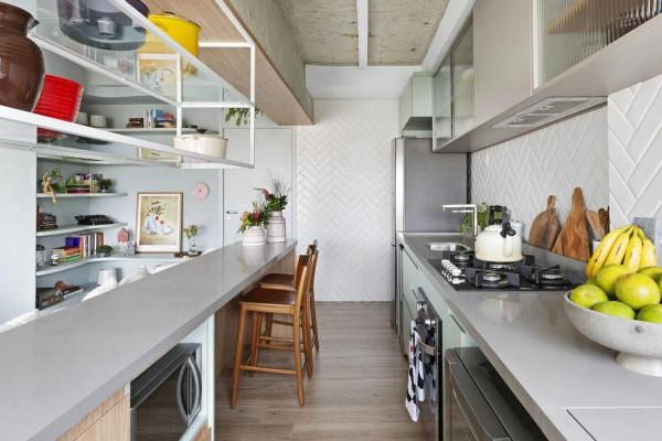 真不相信只有80平，文化磚做電視牆，設計弧形書架，十分溫馨