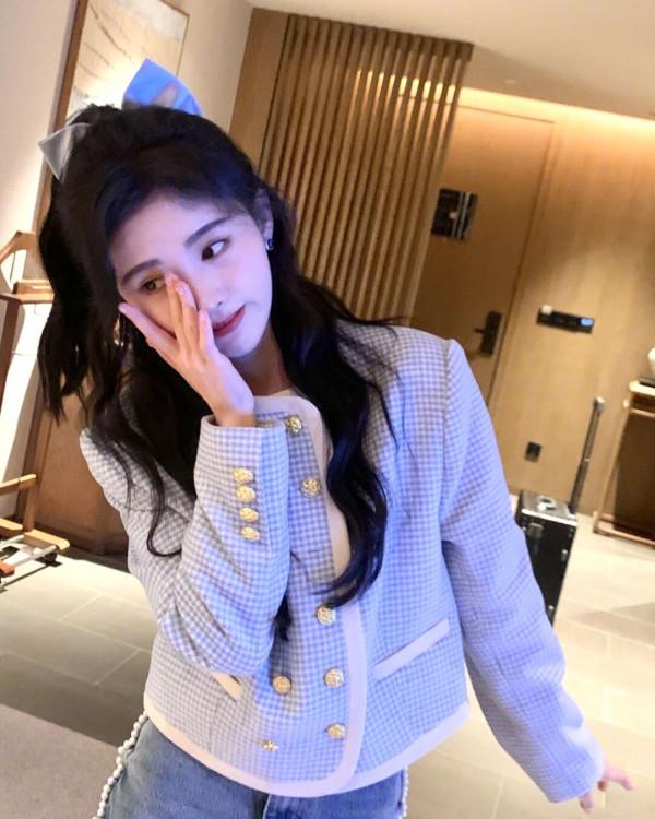 鞠婧禕最新私服,小香風外套很適合她 鞠婧禕最新私服,小香風外套很適合她