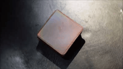 讓巧克力變成彩虹色，靠的不是色素，而是物理