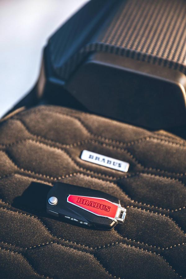 KTM - Brabus 博速 1300 R 戶外特寫