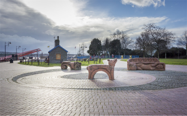 意想不到的紅磚雕塑