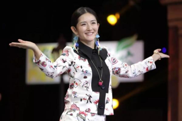 在湖南臺晚會上，快樂家族只來了兩位，劣跡主持人的時代過去了