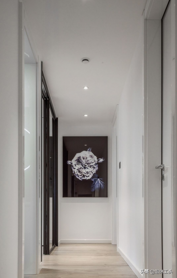 崇尚自由的業主，運用白灰色裝飾，創造精緻的生活空間