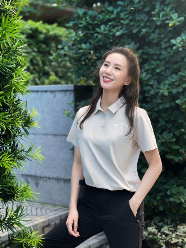 劉詩詩穿搭真搶鏡！POLO衫＋煙管褲比夏天穿時髦，外加風衣好應季