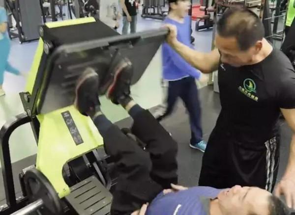 71歲大爺當健身教練體脂率僅11% 曾跑步減肥100多斤